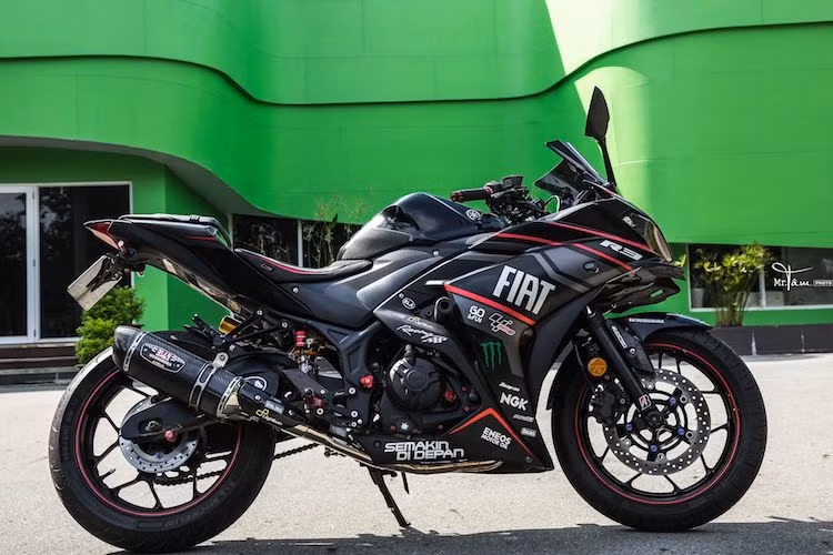 Dù ra mắt thị trường từ cách đây gần 2 năm nhưng trong phân khúc sportbike 300-400 cc, mẫu xe môtô Yamaha R3 không có được sự phổ biến như các đối thủ KTM RC200/250/390 hay Kawasaki Ninja 300 tại Việt Nam. Tuy nhiên ở các nước khác, mẫu xe này lại được ưa chuộng với lượng người chơi đông đảo và nhiều phụ tùng nâng cấp.