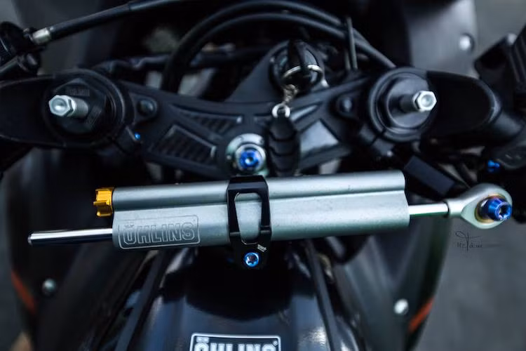 Ở phía trên tay lái, cùm phanh và côn từ hãng Accossato đã thay thế cho cùm nguyên bản của R3. Trong khi đó, khu vực cổ xe có sự xuất hiện của trợ lực Ohlins, Những con ốc ở đầu phuộc cũng đã được thay bằng ốc Ohlins để chiếc xe có khả năng điều chỉnh độ nhún/nảy linh hoạt hơn.