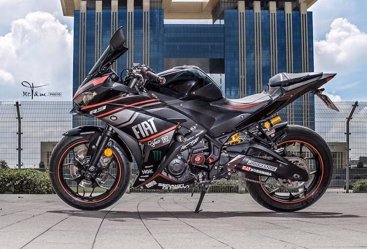 Chiếc sportbike Yamaha R3 giá rẻ đã được người chơi xe tại Sài Gòn trang bị thêm nhiều "đồ chơi" khác nhau để khiến nó trở nên nổi bật và vận hành tốt hơn.