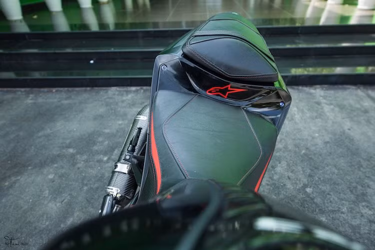 Một chi tiết khá độc đáo trên chiếc R3 này đó là bộ yên của chiếc xe đã được thay vỏ yên của Luimoto. Không chỉ có những đường gân nổi mạnh mẽ và "ton-sur-ton" với chiếc xe, bộ vỏ yên này còn tăng ma sát và khiến người ngồi bám chắc chiếc xe hơn.