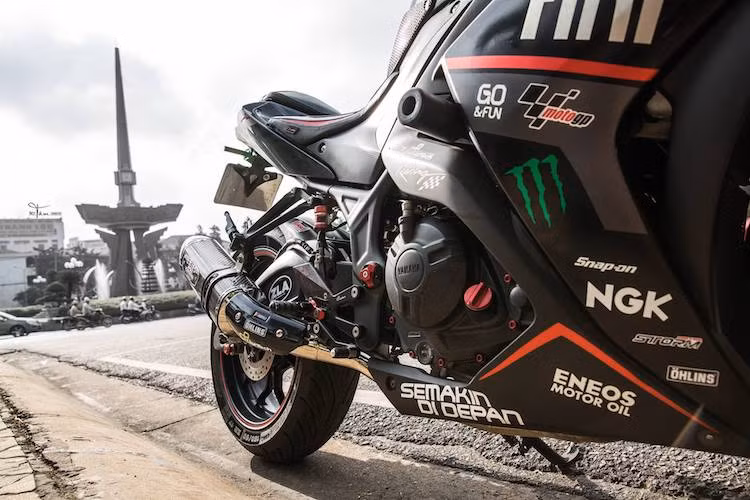 Động cơ nguyên bản của R3 đã được độ lại hệ thống xả full system với cây pô Yoshimura R11 bằng sợi carbon để đem tới âm thanh trầm ấm hơn. Hệ thống phanh sau cũng đã được nâng cấp nhẹ với bình dầu Lightech.