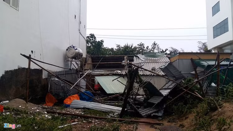 Một khu nhà tạm dựng bằng tôn bị gió bão cuốn tan hoang.