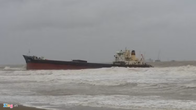 Một chiếc tàu lớn bị đứt dây neo dạt vào bờ biển Cửa Lò, Nghệ An.