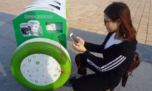 Da Nang su dung thung rac thong minh co the sac pin dien thoai