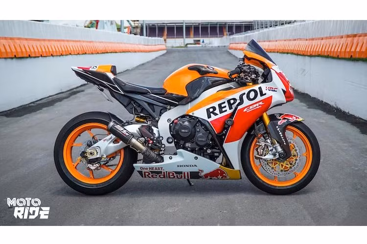 Tuy nhiên so với những đối thủ châu Âu, mẫu xe này vẫn "dưới một đẳng cấp" do ít được trang bị những "đồ chơi" cao cấp ở dạng nguyên bản. Để khiến CBR1000RR có thể "ngang cơ" những chiếc superbike châu Âu, một biker tại Việt Nam đã "mạnh tay" trang bị cho chiếc xe của mình những món đồ chơi "hàng khủng", khiến chiếc xe có cấu hình gần tương đương với những chiếc CBR1000RR tại giải WSBK.