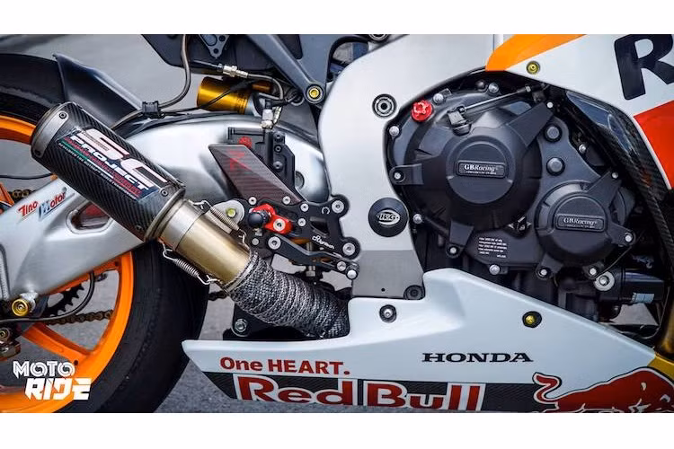 Khối động cơ 4 xi-lanh 1000 cc của xe không có sự thay đổi gì ở bên trong máy, chỉ được ốp bảo vệ của GB Racing, hệ thống sang số nhanh Quickshift, pô full system SC Project lon ngắn và ống nước giải nhiệt Samco. Dàn số gảy Lightech R khiến tư thế ngồi của chiếc xe trở nên thể thao và có thể điều chỉnh tự do hơn.