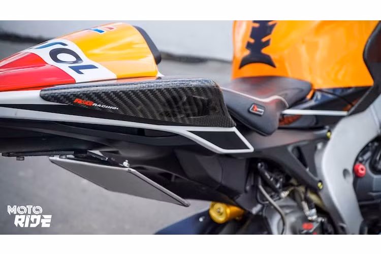 Theo phong cách xe đua, vị trí cho người ngồi sau đã được thay bằng ốp yên solo, đồng thời chủ xe cũng tháo bỏ dàn để chân cho người ngồi sau. Những chi tiết ốp thân xe bằng sợi carbon của R&amp;G hoàn thiện nốt bản độ CBR1000RR này.