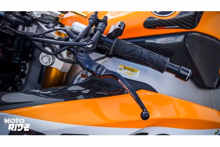 Tương tự, cùm công tắc bên trái của xe cũng là loại Accossato kiểu MotoGP. Ngoài ra, thương hiệu Ý này cũng là nhà cung cấp cùm côn cho xe. Nằm ở hai bên tay lái là cặp bao tay Spider và gù Barracuda.