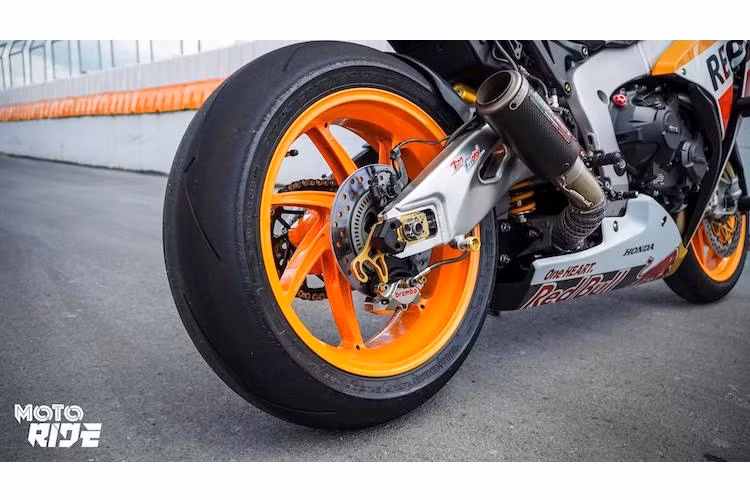 Ở phía sau, dù vẫn chạy đĩa "zin" nhưng heo sau của xe đã được độ lại với heo Brembo Nickel 2 pis đối xứng. Cả 2 lốp xe đều là loại Pirelli Diablo Supercorsa với vân tia sét gần như trơn hoàn toàn, tăng tối đa diện tích tiếp xúc mặt đường. Lốp trước có bản 120/70/17 trong khi lốp sau là 200/55/17.