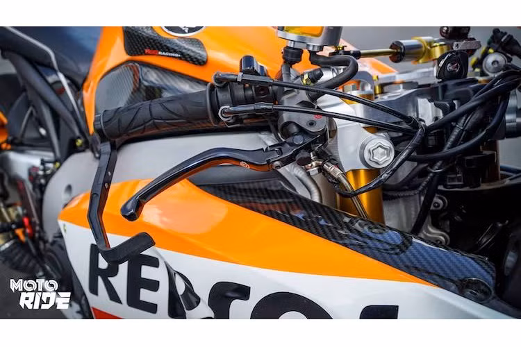 Ở phía bên tay phải, hệ thống phanh trước của xe đã được hoàn thành bởi cùm Brembo Billet "hàng hiệu" và bình dầu Rizoma Next, trong khi cùm công tắc đề nguyên bản cũng đã được thay bằng cùm Accossato phong cách xe đua.