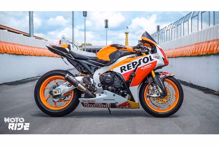 Chiếc superbike Honda CBR1000RR thế hệ trước đã được một người chơi xe tại miền Nam nâng cấp "full bài" bằng những phụ tùng "khủng" trị giá cả trăm triệu đồng, lấy cảm hứng từ xe đua tại giải WSBK.