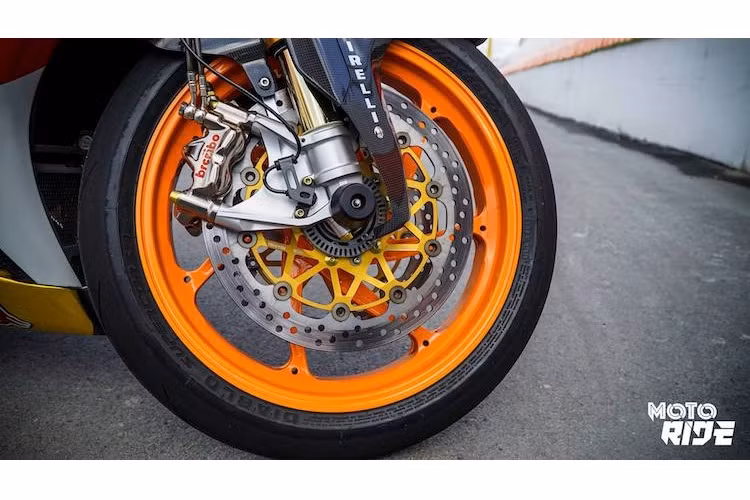 Hệ thống phanh nguyên bản của CBR1000RR đã được thay bằng cặp heo Brembo Billet Nickel, kèm theo đĩa Brembo. Trong khi đó, mâm "zin" 5 cánh của CBR1000RR đã được thay bằng cặp mâm Marchesini Genesi M7RS với thiết kế 7 cánh xoắn đặc trưng và được sơn màu cam "ton-sur-ton" với dàn áo tem Repsol.