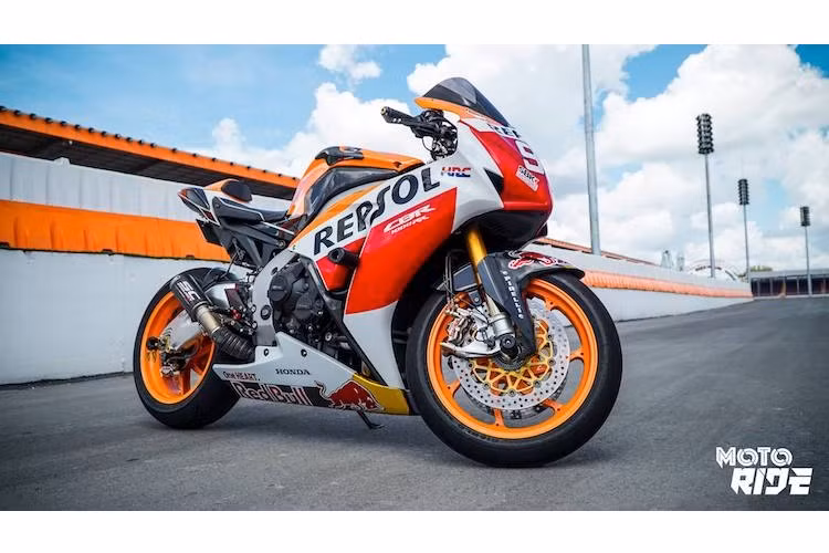 Cho tới khi được thay thế bởi thế hệ mới vào năm ngoái, Honda CBR1000RR đời cũ đã được bán trên thị trường được 4 năm. Ở dạng nguyên bản, cùng với Yamaha R1, Suzuki GSX-R1000 và Kawasaki Ninja ZX-10R, siêu môtô Honda CBR1000RR là một trong những mẫu superbike tốt nhất tới từ Nhật Bản.