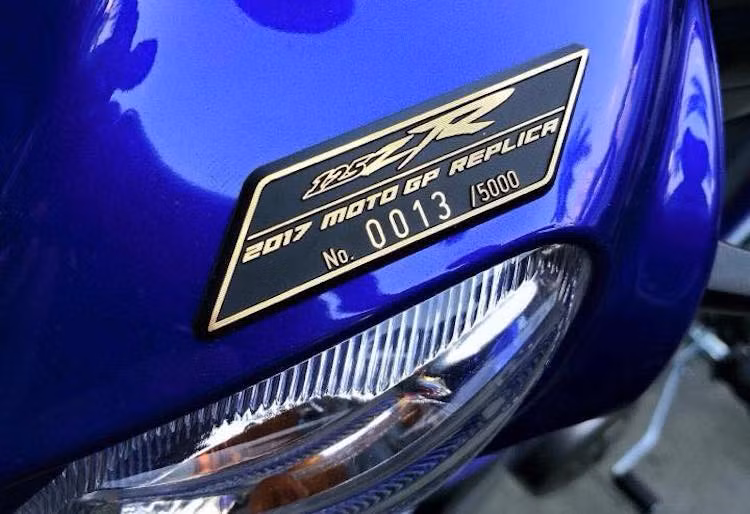 Ở bên phải phần đầu xe, Yamaha 125ZR bản đặc biệt còn có một logo nổi nhỏ đánh số thứ tự sản xuất của chiếc xe. Sẽ chỉ có tổng cộng 5000 chiếc 125ZR MotoGP Replica được Yamaha sản xuất tại Malaysia trong năm nay. Ngoài những điểm khác biệt trên, 125ZR bản đặc biệt vẫn giữ nguyên thiết kế của dòng xe.