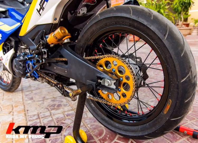 "Dàn chân" phía sau của chiếc xe đã được độ lại khá triệt để, bắt đầu từ phuộc Ohlins bình dầu rời và gắp Yamaha R15. Trong khi đó, hệ thống phanh sau cũng được hoàn thiện với đĩa kiểng Galfer và heo Brembo 2 pis đối xứng.