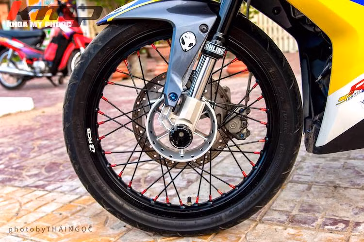 Trên bản độ này, chủ xe đã trang bị cho chiếc Exciter bộ niềng nhôm Racing Boy bản lớn cùng với nan hoa màu đen, đem tới vẻ độc đáo cho chiếc xe. "Dàn chân" trước cũng được độ lại với moay-ơ từ Kawasaki Kips 150RR, phuộc USD cùng với heo Brembo 2 pis đối xứng.