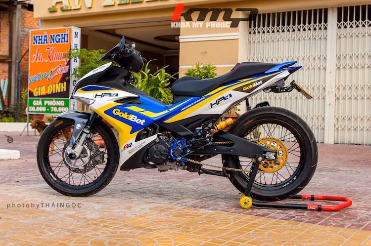 Được độ lại lấy cảm hứng từ phiên bản BMW S1000RR Gold Bet cùng cặp bánh căm bản lớn và biển số đẹp, chiếc xe số côn tay Yamaha Exciter 150 của một dân chơi tại An Giang đã trở nên "độc" và đẹp mắt hơn.