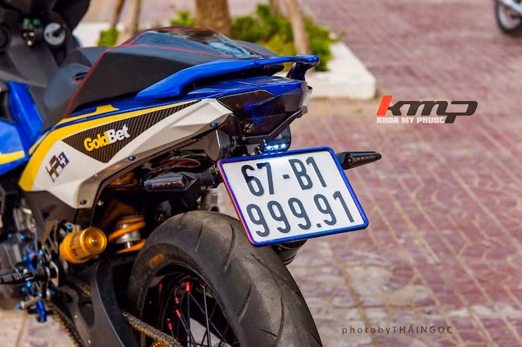 Bộ yên của chiếc xe cũng được độ lại với yên 2 tầng phong cách xe phân khối lớn, trong khi pad biển số của xe được rút gọn và gắn với 2 chiếc đèn xi-nhan Spirit Beast. Biển số tứ quý 9 cũng giúp khẳng định "chất chơi" của bản độ này.