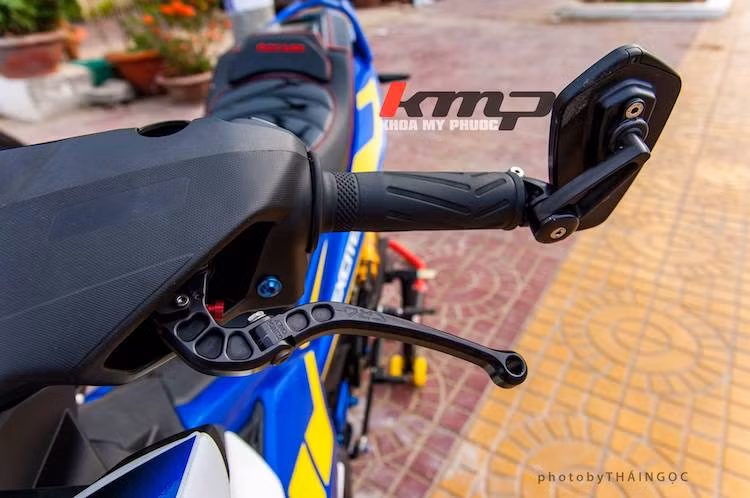 Cụm đồng hồ không phải là món "đồ chơi" duy nhất nằm trên tay lái của chiếc xe. Ở phía bên phải tay lái là cùm côn CRG và gương hậu gắn gù Arrow.