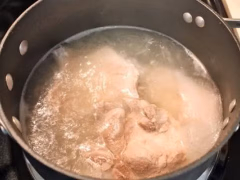 Ngoài ra, trong protit hòa tan có acid glutamic và các thành phần khác, mất đi những chất này sẽ ảnh hưởng đến hương vị của thịt lợn. Vì vậy nên dùng nước lạnh rửa thịt sạch. (Ảnh: nauzi) 