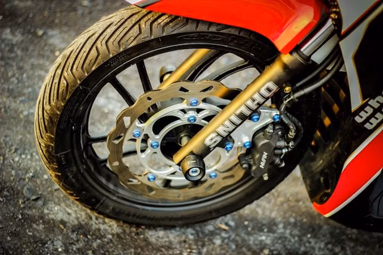 Trên bản độ này, "dàn chân" của chiếc xe vẫn được giữ nguyên bộ mâm 5 cánh kép 16 inch nguyên bản của SH, tuy nhiên bộ lốp xe đã được nâng cấp bằng lốp Michelin City Grip bám đường hơn. Heo Nissin 3 pis của xe nay đã kết hợp với đĩa kiểng lòng CNC đường kính lớn hơn.