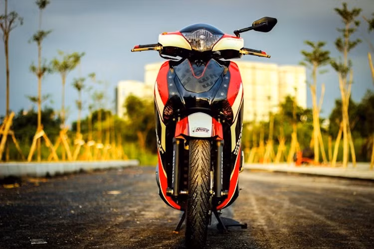 Tại Việt Nam, phong trào chơi SH diễn ra khá mạnh với đa số là các bản "độ kiểng" - lên đồ chơi và trang trí lại theo sở thích của chủ nhân. Từ chiếc SH thế hệ thứ 6, một biker Sài Gòn đã độ lại chiếc xe theo phong cách này, khiến nó trở nên không "đụng hàng" với bất kỳ chiếc SH nào khác trên đường.