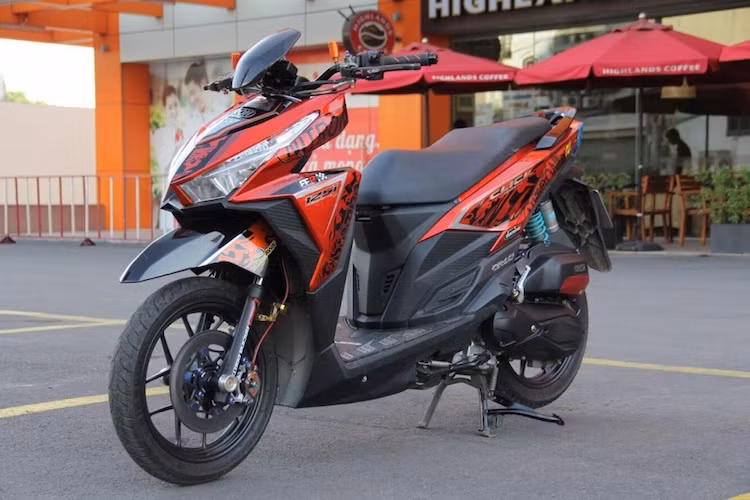 Trong khi Việt Nam có chiếc Air Blade 125 ở phân khúc xe ga hạng trung thì tại thị trường Thái Lan, người dân có một sự lựa chọn khác là xe ga Honda Click 125i. Còn được bán ở Indonesia với tên gọi Honda Vario 150, Click 125i là một dòng xe khá được dân chơi ưa chuộng tại Việt Nam, đặc biệt ở khu vực miền Nam.