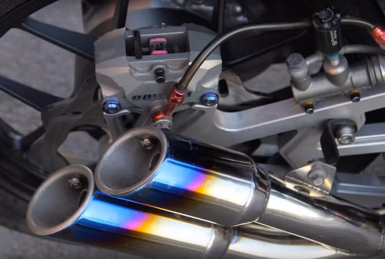 Ở phía sau, hệ thống phanh của chiếc Click cũng đã được độ phanh đĩa với đĩa Galfer, pen đạp Brembo và heo Frando 2 pis đối xứng. Tương xứng với vẻ ngoài "ngầu" hơn, tiếng nổ của động cơ cũng đã trở nên ấn tượng bởi pô titan 2 nòng.