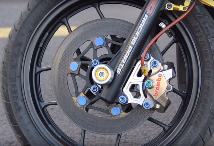 Trên bản độ Click 125i này, bộ mâm nguyên bản 5 cánh kép thể thao của Click 125i đã được giữ lại. Tuy nhiên hệ thống phanh trước đã được nâng cấp cực "khủng" với đĩa phanh bằng sợi carbon, dây dầu Hel và heo Brembo nickel 2 pis đối xứng.