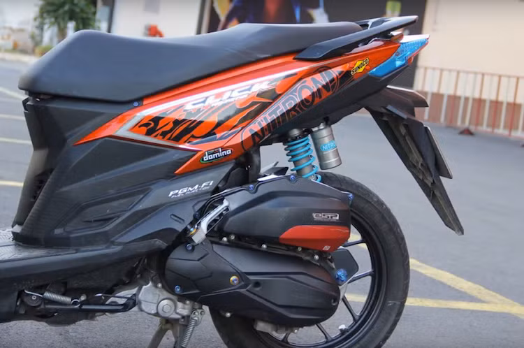 Động cơ 125 cc của Click chỉ được trang trí lại bằng độ nắp che két nước từ bưởng côn Mutarru vốn dành cho Honda MSX125, kết hợp cùng ống nước giải nhiệt Samco. Tuy nhiên, một chi tiết độ nổi bật của chiếc xe ở khu vực này là cây phuộc Nitron bình dầu rời, khiến cho chiếc Click có khả năng điều khiển ổn định hơn.