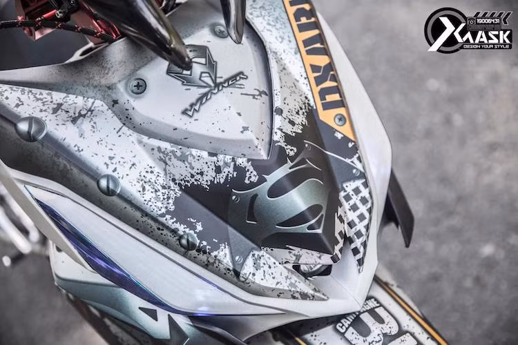 Ở phía trước, chiếc xe đã được chế thêm một đèn LED L4 nằm ở hốc còi nguyên bản, trong khi toàn bộ dàn vỏ đã được dán tem trùm lấy cảm hứng từ siêu anh hùng Superman và máy bay chiến đấu.