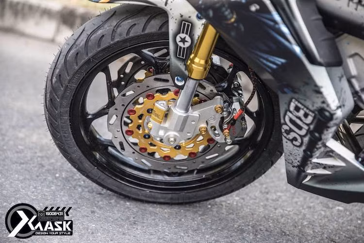 "Dàn chân" trước của chiếc xe cũng được độ lại bởi cặp phuộc USD cứng cáp hơn cùng với mâm Asio 5 cánh chữ Y. Không dừng lại ở đó, chủ xe còn nâng cấp hệ thống phanh trước lên đĩa kép Boushi, đi kèm với cặp heo Brembo Billet HP 2 pis đối xứng "hàng hiệu".