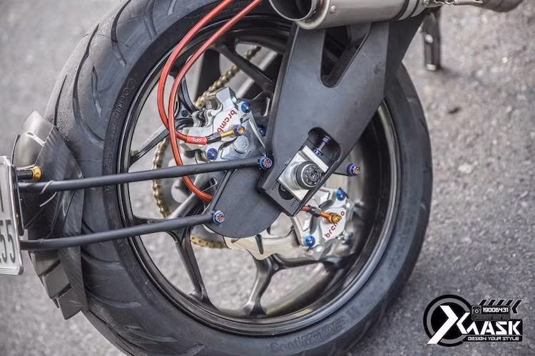 Ở phía sau, chiếc Winner đã được thay gắp lớn từ mẫu sportbike Yamaha R6 để có thể lắp được vành Asio bản lớn 4.5 inch và lốp to hơn. Hệ thống phanh sau của chiếc xe cũng đã được nâng cấp khá "khủng với đĩa Galfer và 2 heo Brembo Billet HP.