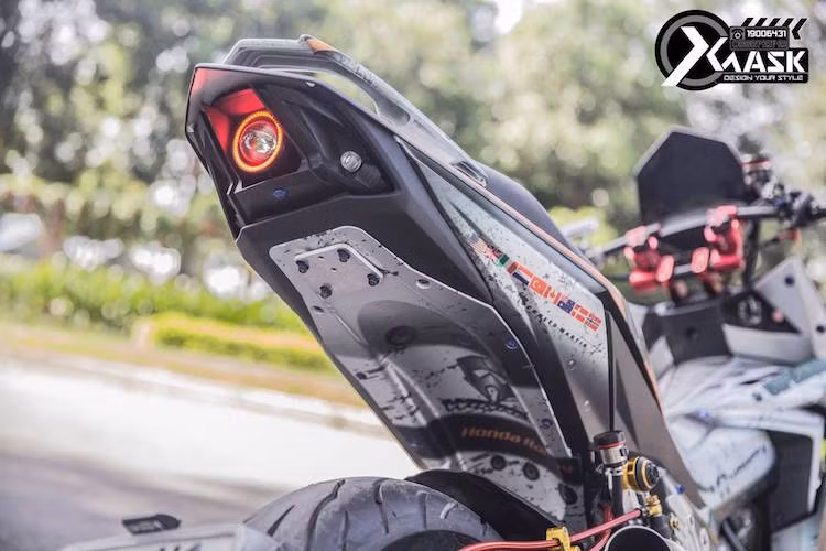 Pad biển số nguyên bản của Winner đã bị loại bỏ, thay vào đó là dè gắn bánh xe theo phong cách Ducati Diavel. Không chỉ có đèn trước, đèn sau của chiếc xe cũng đã được độ LED gương cầu.