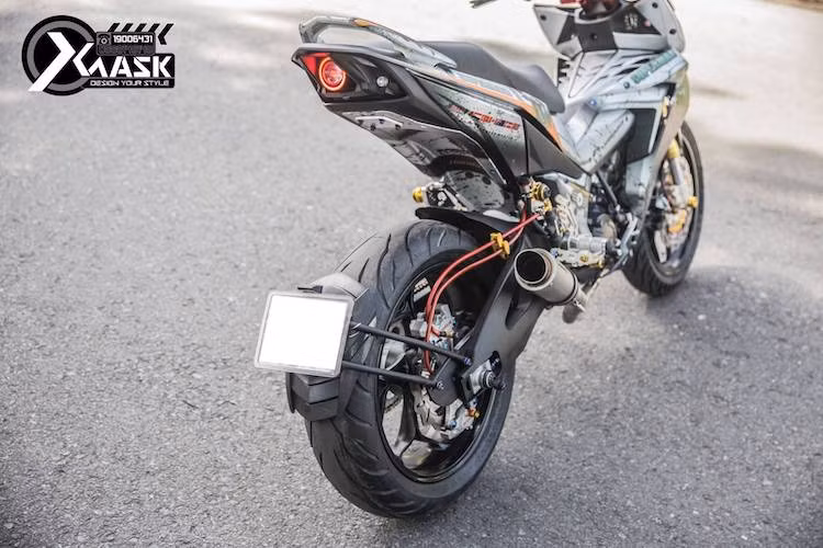 Với một loạt các phụ tùng độ khác nhau, chiếc xe côn tay Honda Winner 150 của một biker Sài Gòn đã có kiểu dáng "ngầu" và mạnh mẽ hơn nhiều so với xe nguyên bản.