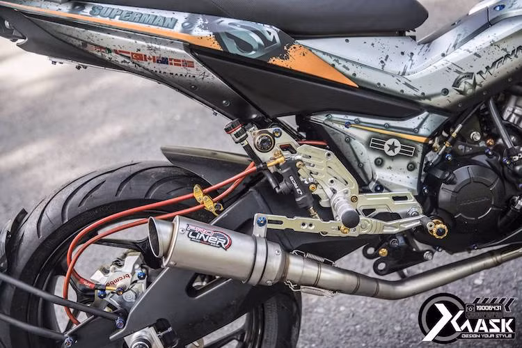 Với cây pô Pro Liner, khối động cơ DOHC 150 cc xi-lanh đơn của Winner đã cho tiếng nổ ấn tượng hơn nhiều so với xe nguyên bản. Tuy nhiên do cây pô được giấu dưới gầm xe nên chân chống đứng nguyên bản đã buộc phải bị tháo bỏ. Dàn để chân của xe được CNC từ nhôm sắc sảo và tạo điểm bắt pen đạp Racing Boy cùng bình dầu AEM cho phanh sau.