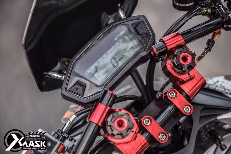 Do phần đầu kèm đồng hồ nguyên bản đã bị loại bỏ, chính vì vậy chiếc xe đã được độ bộ đồng hồ điện tử nhỏ gọn của Honda MSX 125. Nằm phía trước đồng hồ này là một mặt nạ được chế mủ với thiết kế đầy góc cạnh, được bắt vào tay lái nhờ dàn ốc titan.