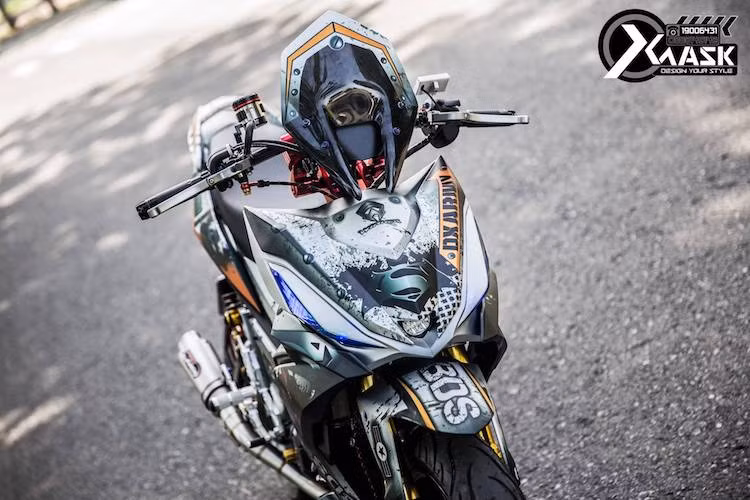 Để "lột xác" cho chiếc Winner của mình, một biker tại Sài Gòn đã "mạnh tay" độ lại mẫu xe này với nhiều "đồ chơi" hấp dẫn và các chi tiết "chế cháo" độc đáo.