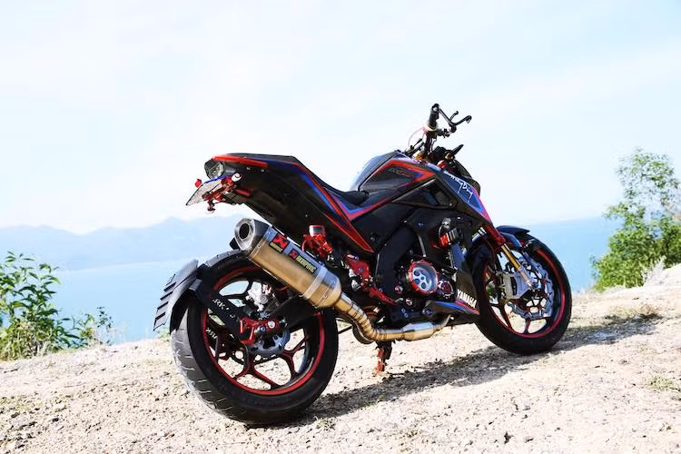 Với các phụ tùng nâng cấp và dàn vỏ dán sợi carbon thật, chiếc naked bike phân khối nhỏ Yamaha TFX150 của người chơi xe Việt đã có vẻ ngoài thể thao, "ngầu" và đẹp mắt hơn.