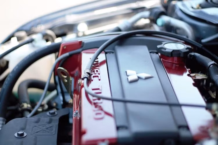 Nằm bên dưới nắp ca-pô của Lancer Evo IX là khối động cơ 4 xi-lanh thẳng hàng 2.0l tăng áp mang mã hiệu 4G63T. Đã được sử dụng từ thế hệ đầu tiên vào năm 1992, động cơ này liên tục được Mitsubishi cải tiến và đạt công suất 286 mã lực/391 Nm trên Lancer Evo IX. Đây cũng là thế hệ Evo cuối cùng dùng động cơ 4G63.