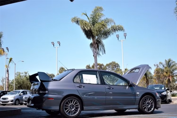 Do là hàng "tồn kho" mới tinh nên vừa qua, chiếc Mitsubishi Lancer Evolution IX MR đời 2006 này đã được đại lý Mitsubishi South Coast bán thành công với giá "khủng" lên tới 137.954 USD (tương đương 3,13 tỷ đồng). Đây là mức giá kỷ lục cho một chiếc Lancer nguyên bản và có thể mua được nhiều mẫu xe thể thao hay xe sang đẳng cấp hiện nay.