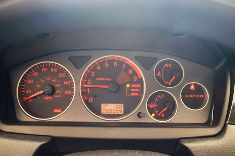 Dù thuộc đời 2006 nhưng chiếc Lancer Evolution IX MR trong bài viết này mới chỉ đi được 14,48 km và chưa từng được đăng ký. Nó đã "tồn kho" ở đại lý South Coast Mitsubishi tại California, Mỹ và chỉ được mang ra sau khi Mitsubishi "khai tử" Lancer Evolution nói riêng cùng toàn bộ dòng Lancer nói chung.