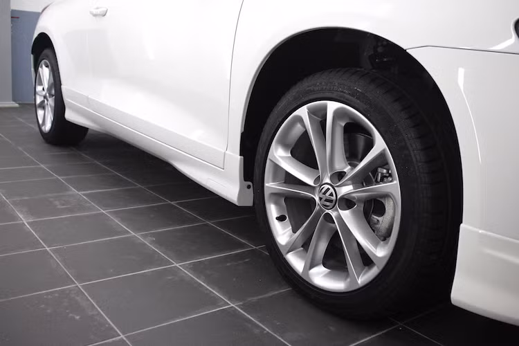 Nằm dọc theo thân xe hai bên cũng là những tấm nẹp ốp với kiểu dáng khí động học. Bộ mâm 5 cánh kép của chiếc Scirocco được giữ nguyên bản với đường kính 17 inch và sử dụng lốp Dunlop với bản 245/40/17.