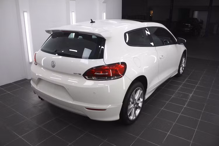 Động cơ được trang bị cho xe là loại 4 xi-lanh thẳng hàng 2.0l tăng áp TSI, giúp công suất xe đạt đến 210 mã lực, mô men xoắn chạm mốc 280Nm tại vòng tua máy 1700 - 5200 rpm. Có thể nói Scirocco 2.0 là mẫu xe 2.0 mạnh mẽ nhất trong phân khúc hatchback hạng C tại Việt nam.