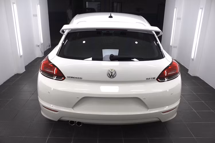 Hiện tại, một chiếc Scirocco 2.0l đang có giá hơn 1,4 tỷ đồng tại thị trường Việt Nam. Mức giá này đắt hơn nhiều so với gần như mọi mẫu hatchback hạng C khác trên thị trường, cùng với thương hiệu Volkswagen không "nổi" và kiểu dáng hatchback 3 cửa lạ lẫm đã là rào cản để Scirocco tiếp cận khách hàng.