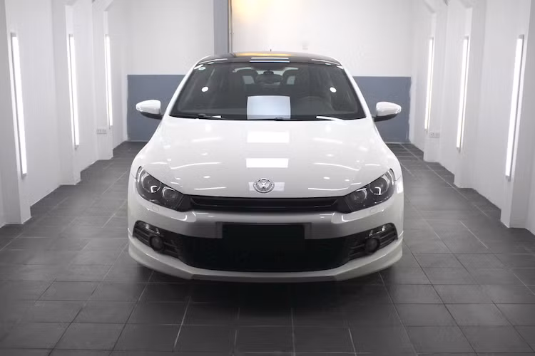 Trước đây đã từng được bán ở Việt Nam với cả 2 phiên bản 1.4 và 2.0l nhưng hiện tại, Scirocco chỉ còn lại bản sử dụng động cơ 2.0 xăng. Đây là phiên bản tầm trung của Scirocco khi nằm dưới 2 bản thể thao cao cấp nhất là GTS và R.