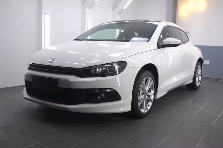 Tại Việt Nam, Volkswagen Scirocco là một dòng xe hiếm dù được phân phối chính hãng từ cuối năm 2010. Đa số chủ sở hữu của loại xe này đều là những người am hiểu và đam mê ôtô. Vốn đã là mẫu xe "độc", chiếc Scirocco 2.0 trong bài viết này còn đặc biệt hơn với gói phụ kiện thể thao chính hãng, khiến vẻ ngoài chiếc xe trở nên ấn tượng hơn nhưng không mất đi vẻ đẹp nguyên bản.