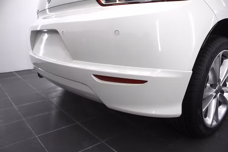 Hệ thống treo nguyên bản trên xe khá cao, khiến hốc bánh của chiếc xe Scirocco tại Việt Nam bị "rộng" ra và phần nào khiến chiếc xe kém hấp dẫn hơn. Tương tự như cản trước, ở phía sau chiếc xe cũng được ốp nẹp để tăng vẻ thể thao khi nhìn từ phía sau.