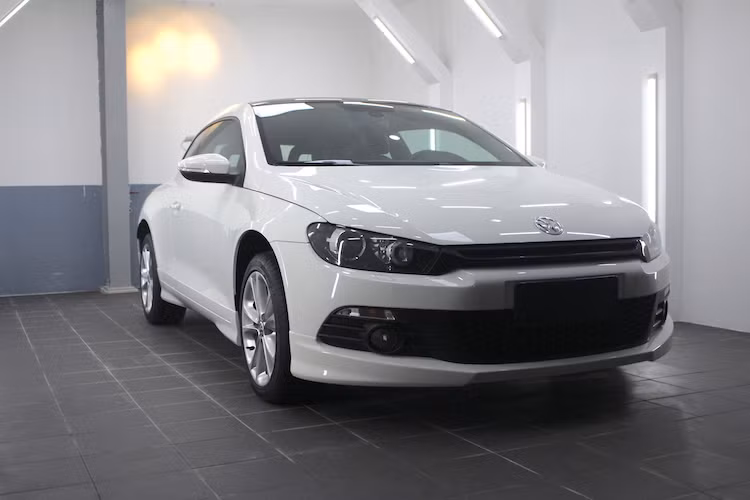 Mẫu xe ôtô Volkswagen Scirocco là dòng hatchback 3 cửa với kiểu dáng coupe thể thao, được Volkswagen sản xuất từ năm 2008 tới nay. Trên thực tế, chiếc Scirocco đang được bán là thế hệ thứ 3 khi phiên bản đầu tiên của xe đã được sản xuất từ năm 1974 tới 1981 và thế hệ 2 từ 1981 tới 1992. Thuộc phân khúc hatchback hạng C, tuy nhiên Scirocco có thiết kế thể thao và độc đáo hơn nhiều so với các đối thủ khác.