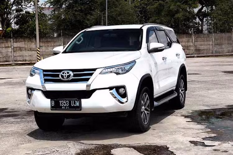 Ngoại trừ phiên bản 2.7V 4x4 không có mặt, 2 bản còn lại của Fortuner đều được bán ở Indonesia với giá rẻ hơn Việt Nam từ 202 tới 252 triệu đồng. Cụ thể, bản 2.4G có giá chỉ 456,8 triệu Rupiah (tương đương 779 triệu đồng), trong khi bản 2.7V 4x2 có giá 525 triệu Rupiah (tương đương 897 triệu đồng).
